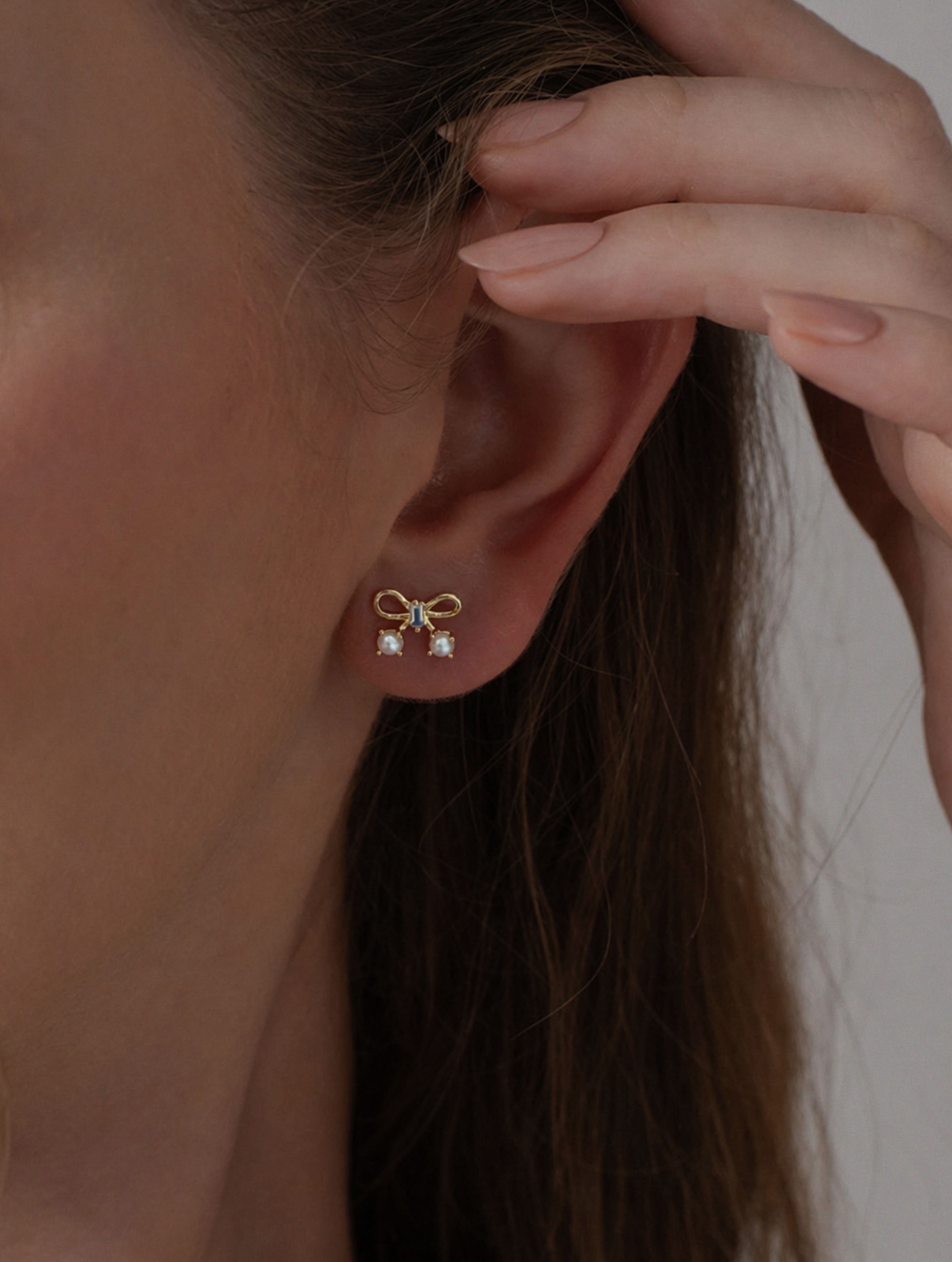 Jollie Tiny Pearl Bow Studs