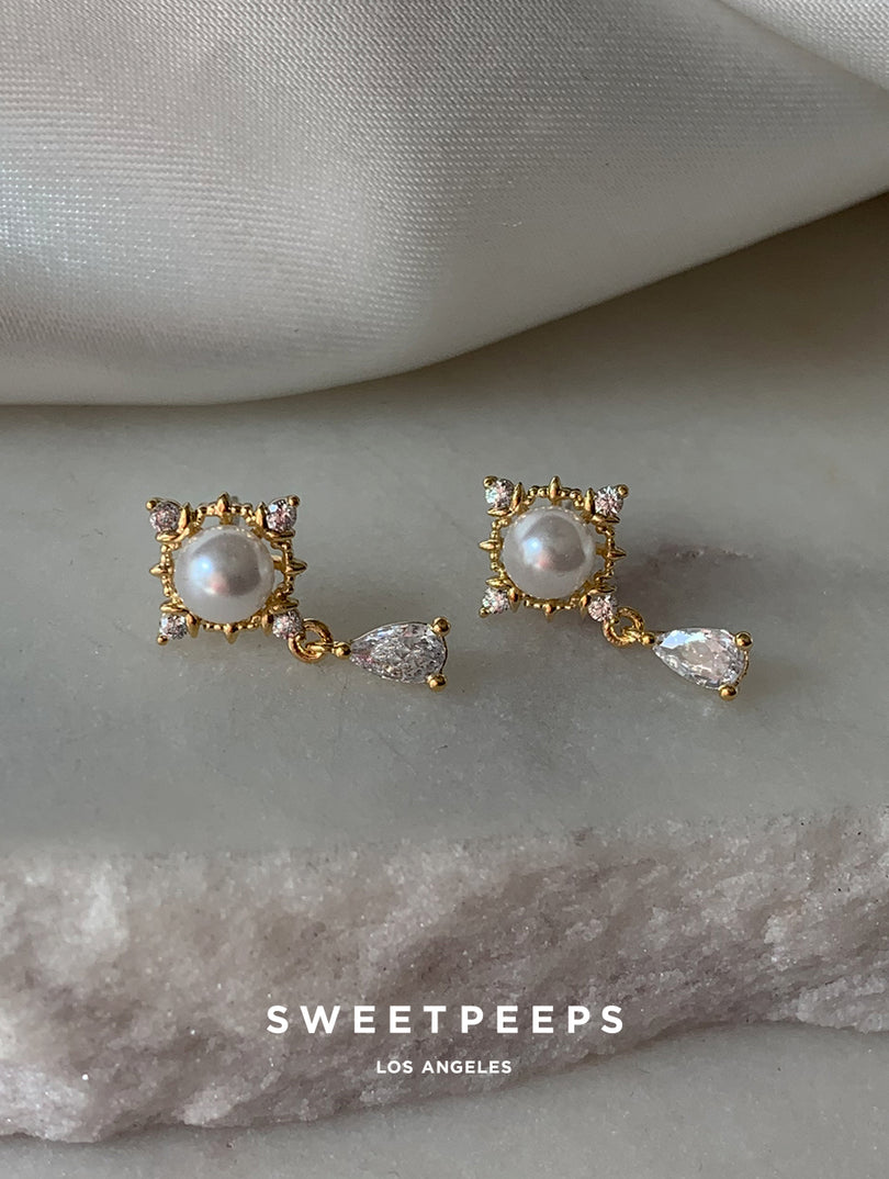 Penelope Stud-Pearl-L